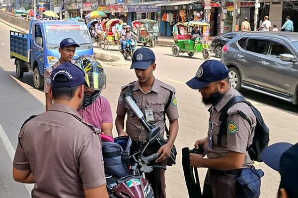 নাশকতা ঠেকাতে ঢাকায় ২০০-এর বেশি চেকপোস্ট, বাড়ানো হয়েছে টহল