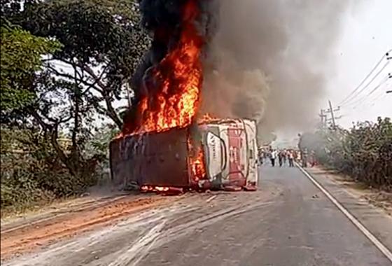 কুমিল্লায় ভয়াবহ সড়ক দুর্ঘটনা: বাসে আগুন, নারী-শিশুসহ নিহত ৪