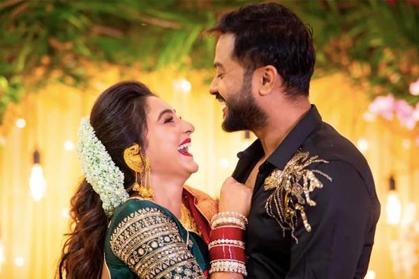 মায়ের বিয়ের লাল বেনারসিতে নতুন জীবন শুরু, আইনি বিয়ে সারলেন ডোনা