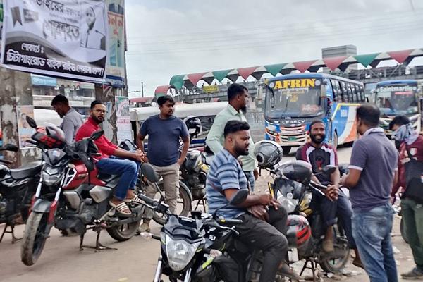 রেগুলার বাইক রাইডারদের দুর্দশা: যাত্রী সংকট, ভাড়া বৈষম্য ও বাড়তি খরচে বিপাকে হাজারো চালক!